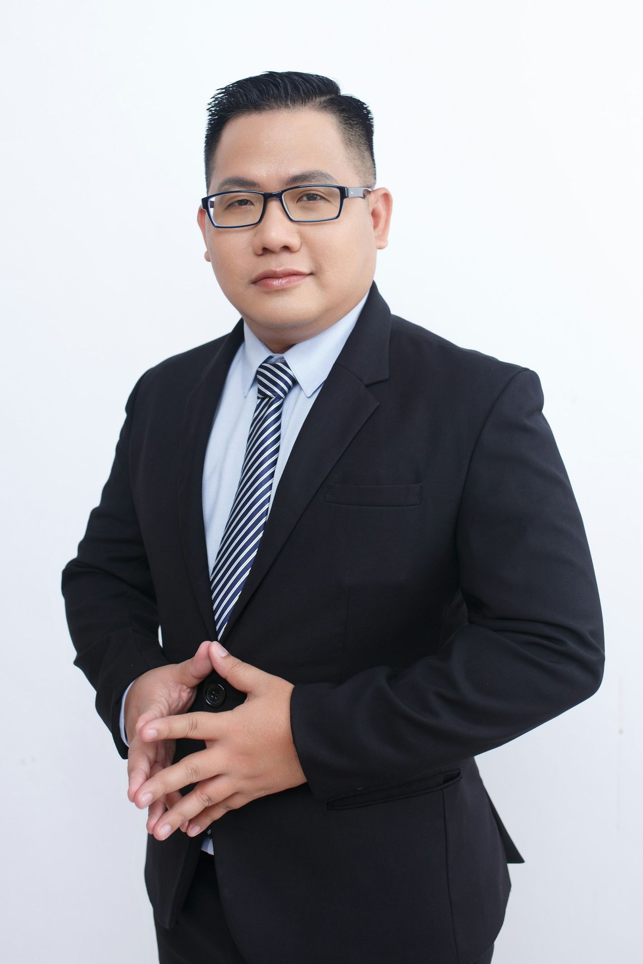 A man in a suit and tie posing for a picture